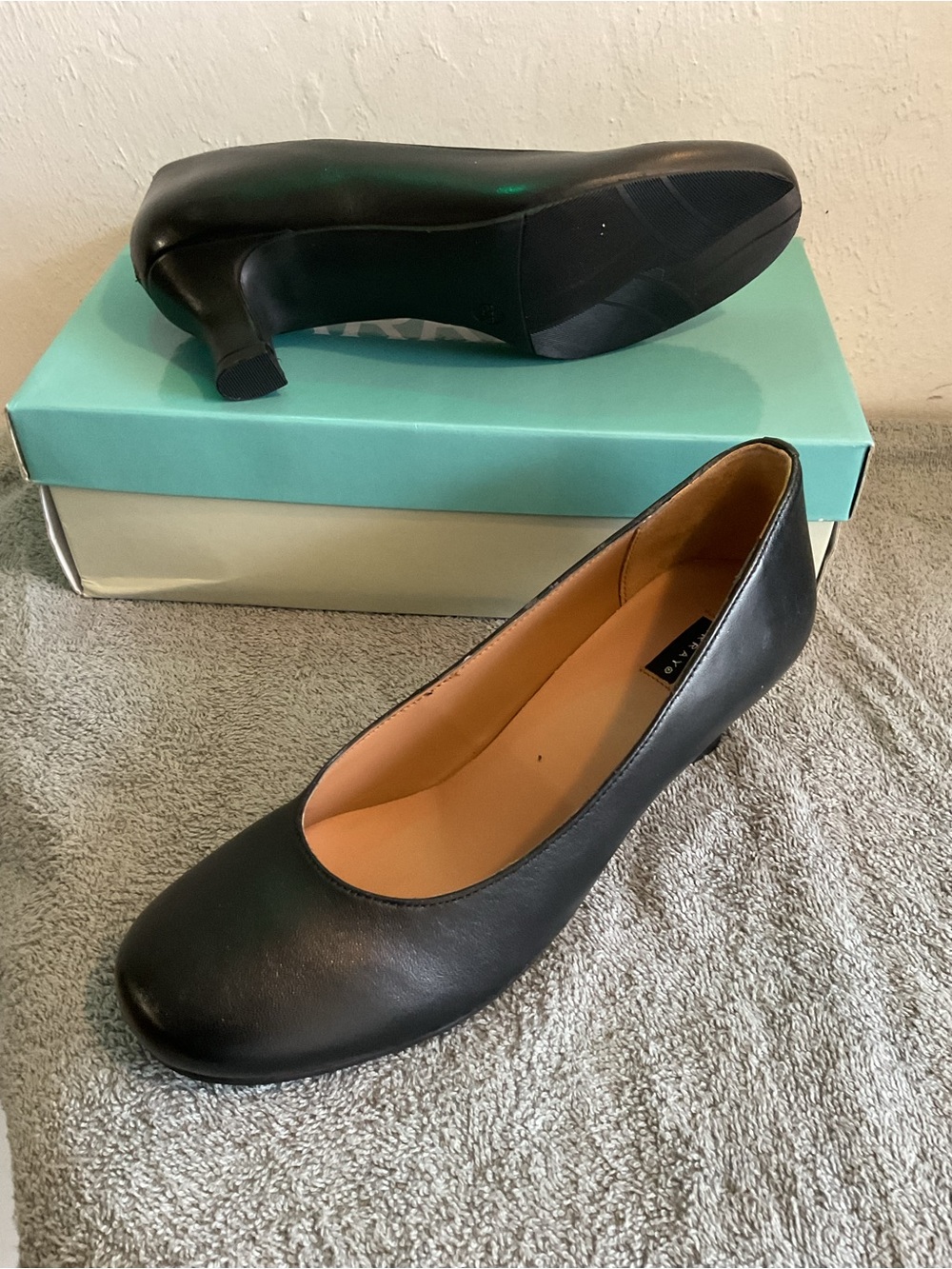 Array Black Leather Low-Heel Women's Pumps - Picture 3 of 5